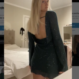 Grön glittrig klänning med öppen rygg - Säljer denna glittriga klänningen med öppen rygg som blivit stor på tiktok. Säljer pga för kort för mig. Köpare står för frakt. Men den är verkligen sååå fin!🫶🏼