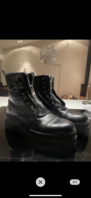Pavements Boots - Agata - Äkta skinn - Skor, stl. 39, Dam Pavements Boots - Agata  Storlek 39 Sparsamt använda, säljes pga har ett annat liknande par så dessa kommer inte till användning.  Yttermaterial: Skinn Foder: Skinn Innersula: Skinn Sula: Konstmaterial Fodertjocklek: Tunt foder