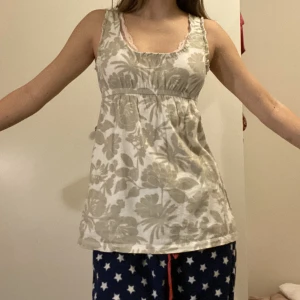Babydoll tee  - Babydoll linne med blommor på (märke: 1ysht). Står strl 104/14 men sitter som s 