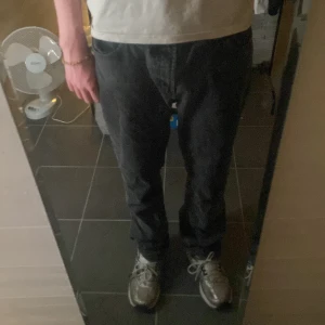 SVARTA JEANS  - Ett par svarta jeans som är lite utsvängda. Passar mig som bra som är 32 i midja 