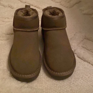 Uggs imitation  - Supersköna uggs liknande skor som är väldigt mysiga inuti. Beige/bruna och aldrig använda. Liten 37:a/36:a. Aldrig använda🌸