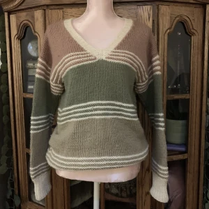Stickad tröja  - Knappt använd äkta ull 