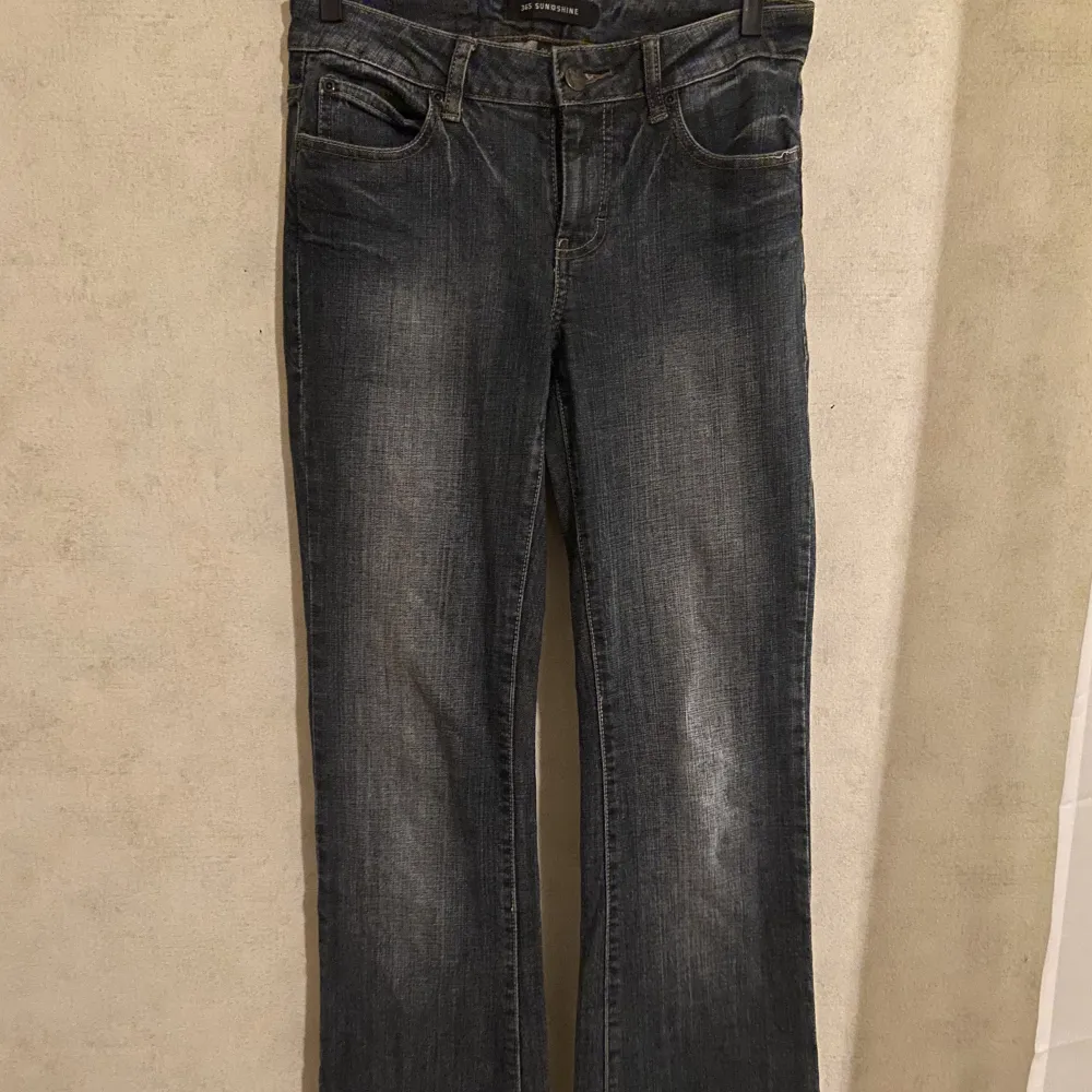 Skit snygga jeans men inte min stil längre. Jag är 165 och de passar mig bra. . Jeans & Byxor.