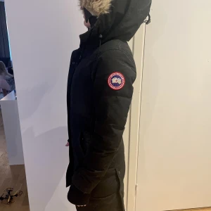 Canada goose jacka/parkas  - Säljer denna jacka då jag inte använder den längre. Den är i använd skick och lite skavanker här och där men annars jättefin. Därav det låga priset. 