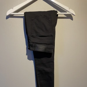 Fit Jeans 360 Light Midwaisted - Fit Jeans 360 Light Midwaisted i storlek S. Jeansen är väldigt stretchiga i materialet. Dessa är i helt nytt skick och säljs på grund av garderobsrensning. 