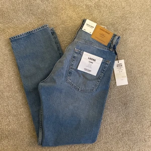 Jack&jones jeans - Ett par helt oanvända herrjeans från Jack&jones. Passar både tjejer och killar! Storlek W30 L32. Nypris 600kr