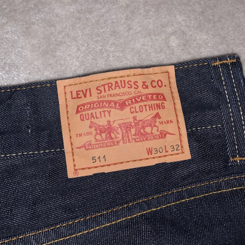 Säljer dessa lågmidjade raka Levis jeans pågrund av att dom inte passar mig. Aldrig använda. Passar någon som bär xs/s. . Jeans & Byxor.