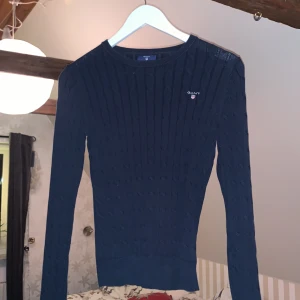 Stickad Gant tröja - En äkta stickad gant tröja i marinblå färg. Varm och har ett skönt material. Använd fåtal gånger.   Nypris 1200kr