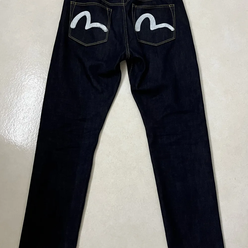 Tja!  Säljer mina helt nya Evisu jeans då de inte kommer till användning! Storlek: 33x34 Nypris: 3199kr   . Jeans & Byxor.