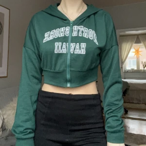 Croppad hoodie - Croppad hoodie från Shein i storlek M