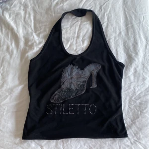 halterneck topp - svart halterneck topp med tryck. halvt öppen rygg och bandet är runt halsen. ingen aning vart den är köpt eller vad det är för märke. står att det är storleken M/L men passar som S. 💗 köparen står för frakt. 