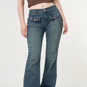 Minga London Jeans - Köpte dessa i fel storlek, det var krångligt att skicka tillbaka därmed säljer jag dom här för 450kr, dom är i helt oanvända + du får med gratis mössan dom skicka mig och jag skickar paketet i deras egna förpackning :) + frakten delar vi på eller möts upp