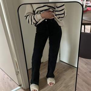 Nästan helt oanvända jeans från weekday i modellen rowe. De perfekta jeansen😍storlek 26/34 perfekt för oss med långa ben, är 172cm