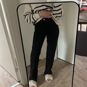Jeans från weekday - Nästan helt oanvända jeans från weekday i modellen rowe. De perfekta jeansen😍storlek 26/34 perfekt för oss med långa ben, är 172cm
