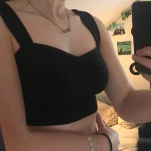 Topp - Svart sommar/fest topp med knytning i ryggen✨ storlek S men går att korrugera i ryggen till både XS och M🤍 