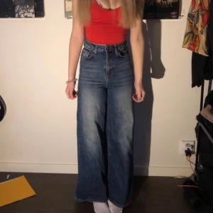 Högmidjade O DENIM jeans - Högmidjade byxor från O denim (tight i midjan)💗 det e 100% veganskt och jag har andvänt dom runt 4 gngr, ni står för frakten💗👌