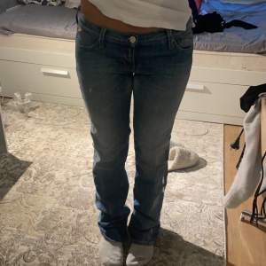 Jättefina Replay jeans som inte kommer till användning! Kontakta om du har frågor ☺️midjemått tvärsöver: 41cm Innerbenslängd: 86cm