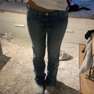 Replay jeans - Jättefina Replay jeans som inte kommer till användning! Kontakta om du har frågor ☺️midjemått tvärsöver: 41cm Innerbenslängd: 86cm