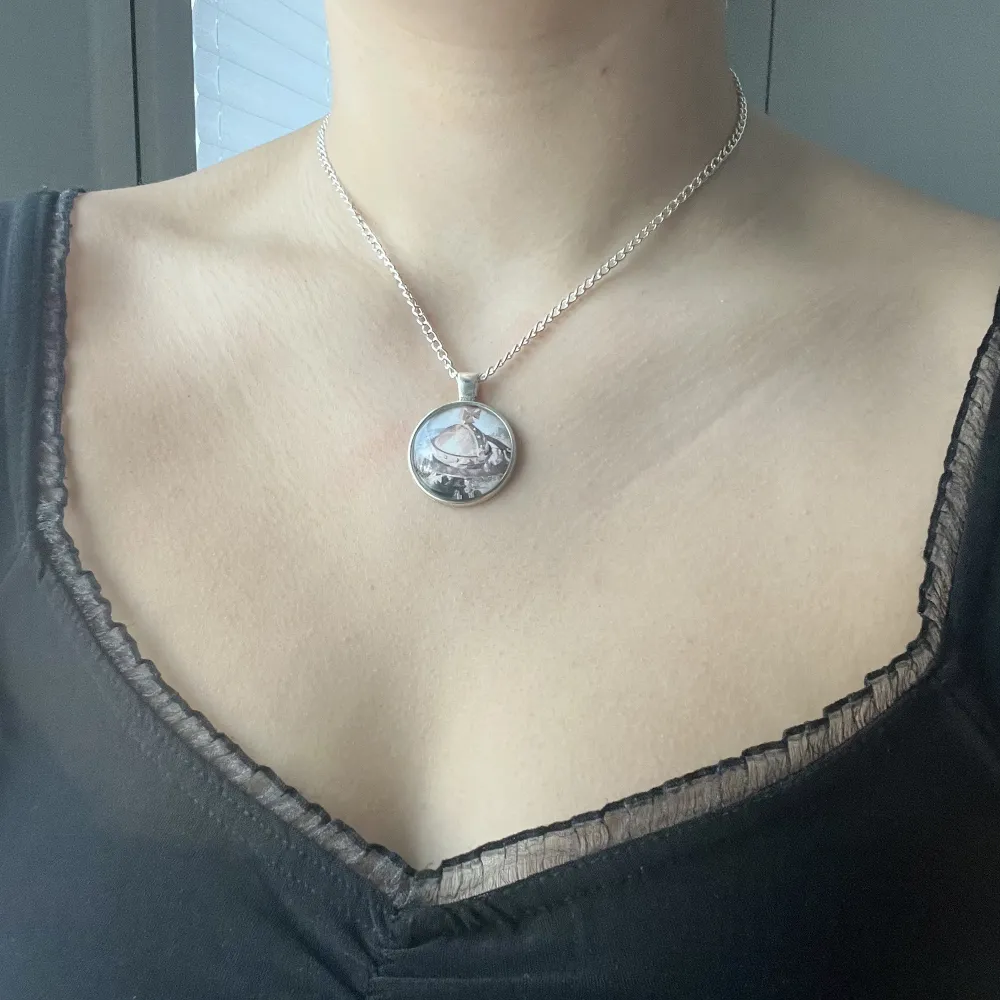 Handgjort halsband med Vienne Westwood orb inspirerad bild. 75kr + 15kr frakt 💘 Kontakta mig innan du klickar på ”köp nu” :) Jag gör även halsbanden fast med egen valfri bild på. Accessoarer.