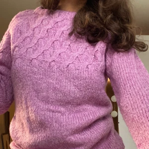 Rosa - Stickad rosa tröja. Storlek S-M. 