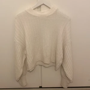 Vit stickad tröja - Stickad tröja från Gina, kommer ej till användning och tar bara plats i garderoben. Storlek XS men passar även S & M   