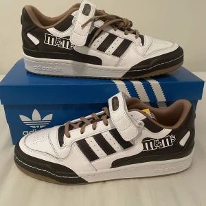 Adidas Forum X M&M - Hej jag säljer ett par Adidas Forum X M&M🤎Skorna är deadstock🤎 Kvitto och box finns🤎skorna går för 1600 på footlocker så jag säljer för ett rätt schyst pris🤎bara att höra av sig med frågor om skon eller fler bilder🤎PRIS KAN ALLTID DISKUTERAS🤎