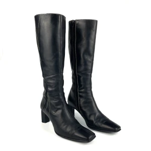 Vintage Y2K 90s 00s OSCANIA real leather square toe block heel knee high boots in black size 37 - 37,5 EU - Vintage Y2K 90s 00s OSCANIA real leather square toe block heel knee high boots in black size 37 - 37,5 EU Some scratches and marks, but nothing major. Ask for full description before buying. No returns.