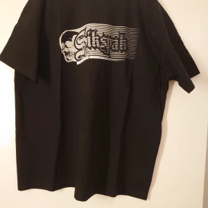 SIKSPAK Tshirt svart - SIKSPAK Tshirt fräsh design