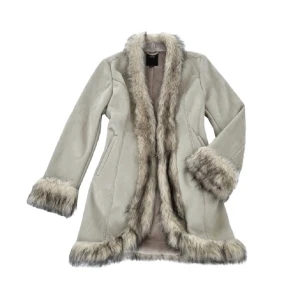 Kappa  - sååå söt penny lane liknande kappa som tyvärr var för stor på mig :( den är varm och passar perfekt nu till vintern💕 pris kan diskuteras eftersom frakten är så dyr❤️