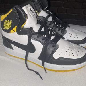 Jordan 1 skor kopia helt nya och har färg gul svart vit