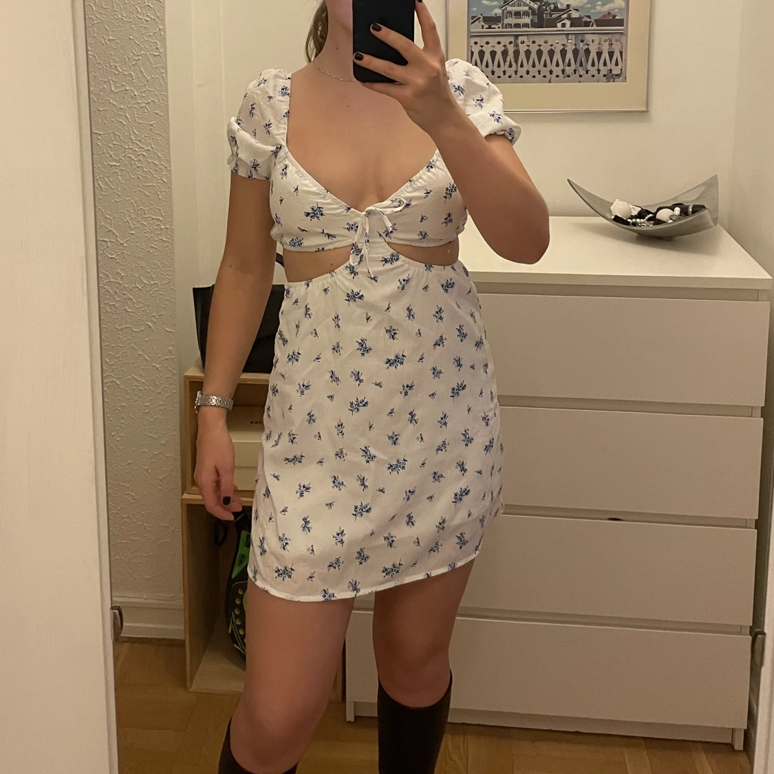 Blommig klänning med cutouts