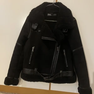 Zara Svart jacka - Använd ett par gånger.