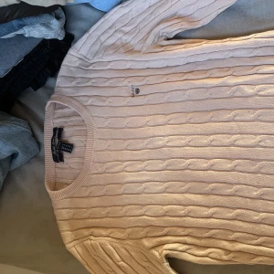 Gant tröja  - En super söt stickad tröja från GANT som är väldigt sparsamt använd. Används inte längre, och i bra skick. Hör av er vid intresse kramis 💕🫶🏼