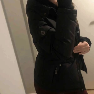 Hollies jacka  - Hollies Livigno black vinterjacka, utan päls. I väldigt bra skick utan slitningar. Nypris; 3795kr med päls. Kan mötas i Göteborg, annars tillkommer frakt!