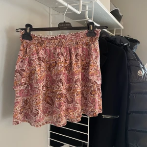 Kjol - Bohemisk kjol som passar perfekt till sommaren som man kan klä upp och även klä ner! 