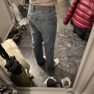 Zara jeans - Säljer nu mina favorit byxor, low waist jeans från zara för dom blivit lite för stora för min smak🥲dom är väldigt snygga oversize också men har många liknande🫶🏻