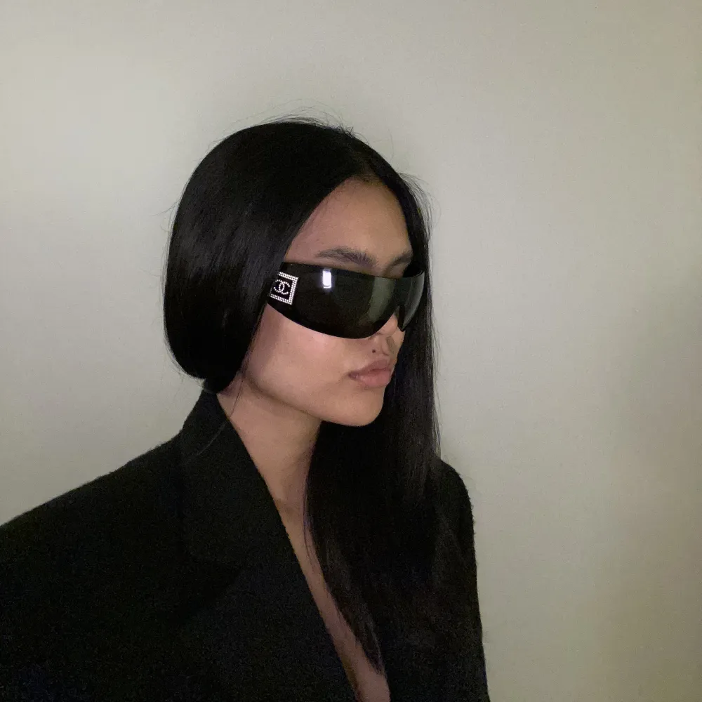 Feta solglasögon från Chanel i modellen 5086. Svarta utanpå och bruna insidan (dock svarta när man bär de). Svåra att få tag på!. Accessoarer.