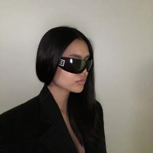 Feta solglasögon från Chanel i modellen 5086. Svarta utanpå och bruna insidan (dock svarta när man bär de). Svåra att få tag på!