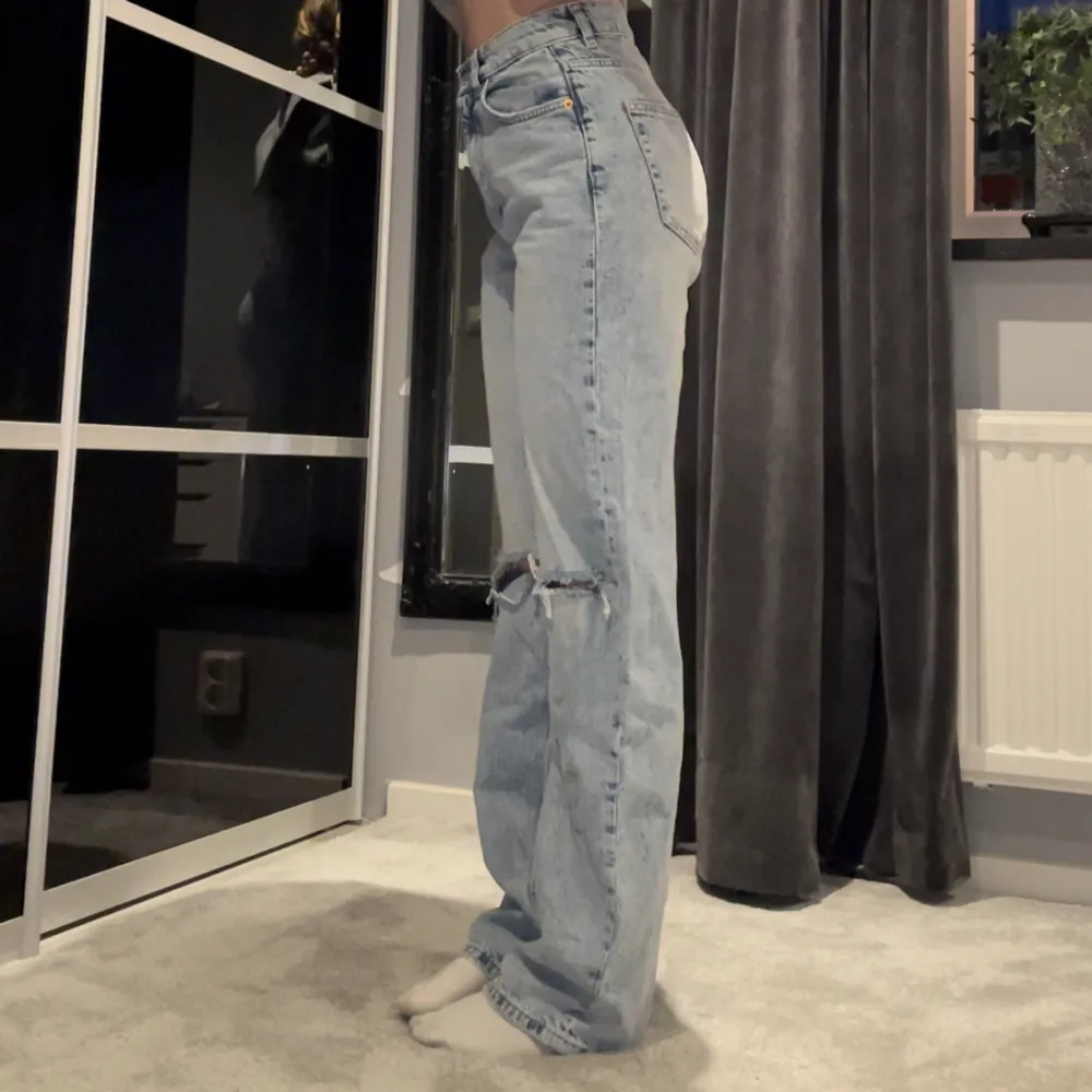 Ett par ljusblåa jeans från Ginatricot, högmidjade och visa i bena.  Säljs pgr av att jag tycker den är för långa och gillar inte passformen på min kropp.  Stl: 32 (jag är 161 cm lång) . Jeans & Byxor.