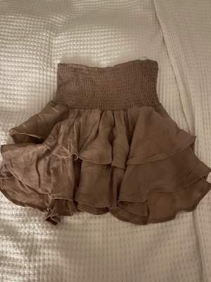 Säljer en söt kjol från shein. Den är aldrig använd så skicket är fint. (Säljer för dem ej kommer till användning ) 