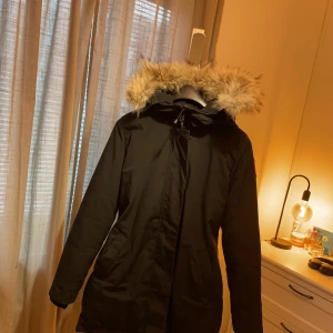 Canada Goose Jacka - Jag säljer min Canada Goose jacka som jag har använt i cirka 4 år. Den är i bra skick men armen är lite sliten. Jag säljer den för just nu 3800kr och när jag köpte den kostade den runt 10 000kr