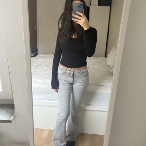 Gina tricot jeans  - Säljer dessa jeans köpta på barnavdelningen på Gina tricot. Dem är i gott skick och inga slitningar. Har endast andvänt ett fåtal gånger. Jag är 158 cm och passar bra i längden. 