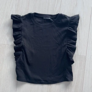 Topp från zara - Svart topp från zara med volang, skriv för fler bilder hur den sitter på osv…💕💕