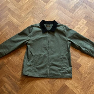 Levi’s skateboarding collection jacka - En mycket fin jacka i bra kvalite. Har knappt använtjackan så den är i bra skick! Tyvärr tar den upp för mycket plats i garderoben och behöver säljas…