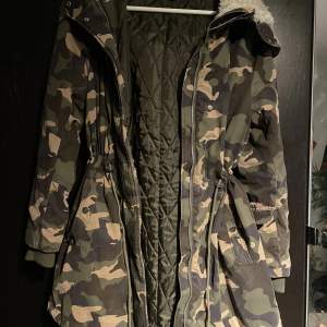 Säljer min kamouflage jacka nu. Köpt för några år sen från H&M men knappt blivit använd. Inga hål och fungerande dragkedja. Storlek 44. Väldigt sann i storleken. 