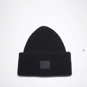 Acne mössa - Säljer min acne mössa som är använd Max 5 gånger, säljer för att jag inte har någon användning för den💗💗 super fint skick!!