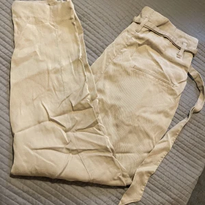 Chinos  - Säljer ett par snygga chinos byxor / finbyxor med snörning i midjan . 