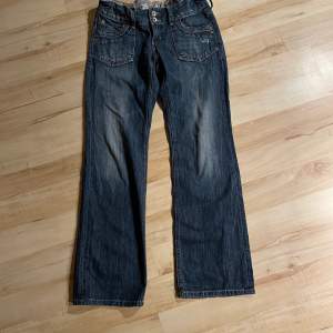 Vintage jeans som är lowwaist. Supersnygga och är ”insydda” vid midjan(kolla bild 3). Jeansen är storleken 29/32 men passar mig som är 26 i midjan(pga att de är ”insydda”. Priset ligger på 200 exslusive frakt❤️❤️❤️