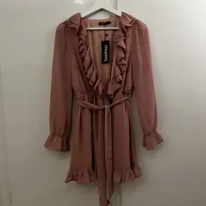 Gammelrosa klänning från boohoo (ser lite mörkare ut på bild) aldrig använd (swish)