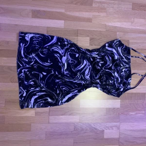 klänning  - Detta är en klänning från shien i storlek M. Detta är en klänning och kommer ge dig en ”bbl” look om du har stora höfter, jag har inte det och därför bestämde jag mig för att sälja klänningen . Om ni vill ha frakten billigare kan jag packa in det själv.